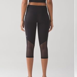 🍋 Lululemon Free Runner Crop, black. Size 6